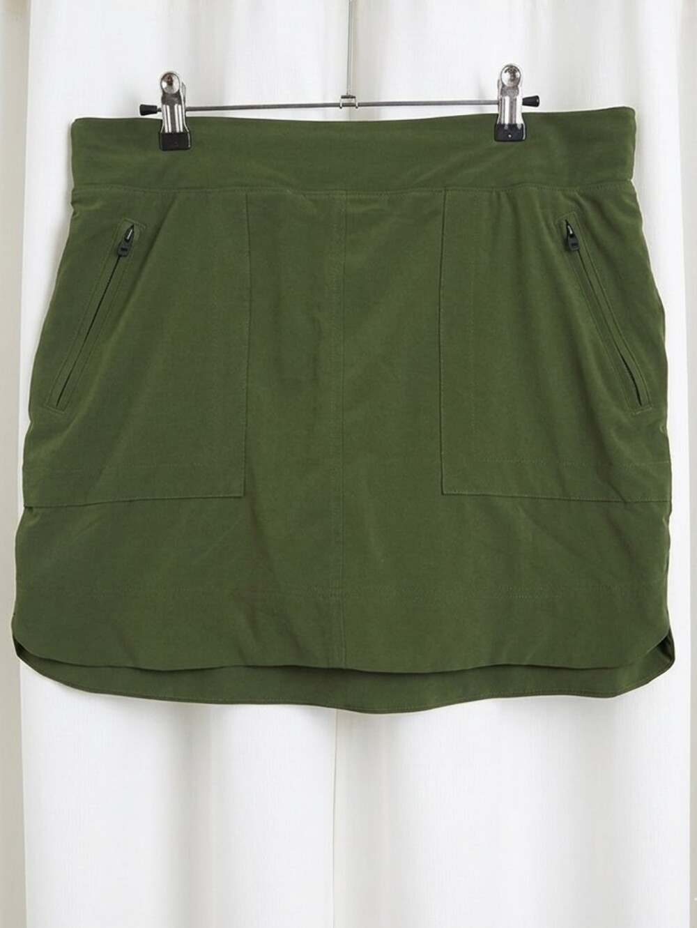Athleta Chelsea cargo skort in olive green. - Picture 1 of 4